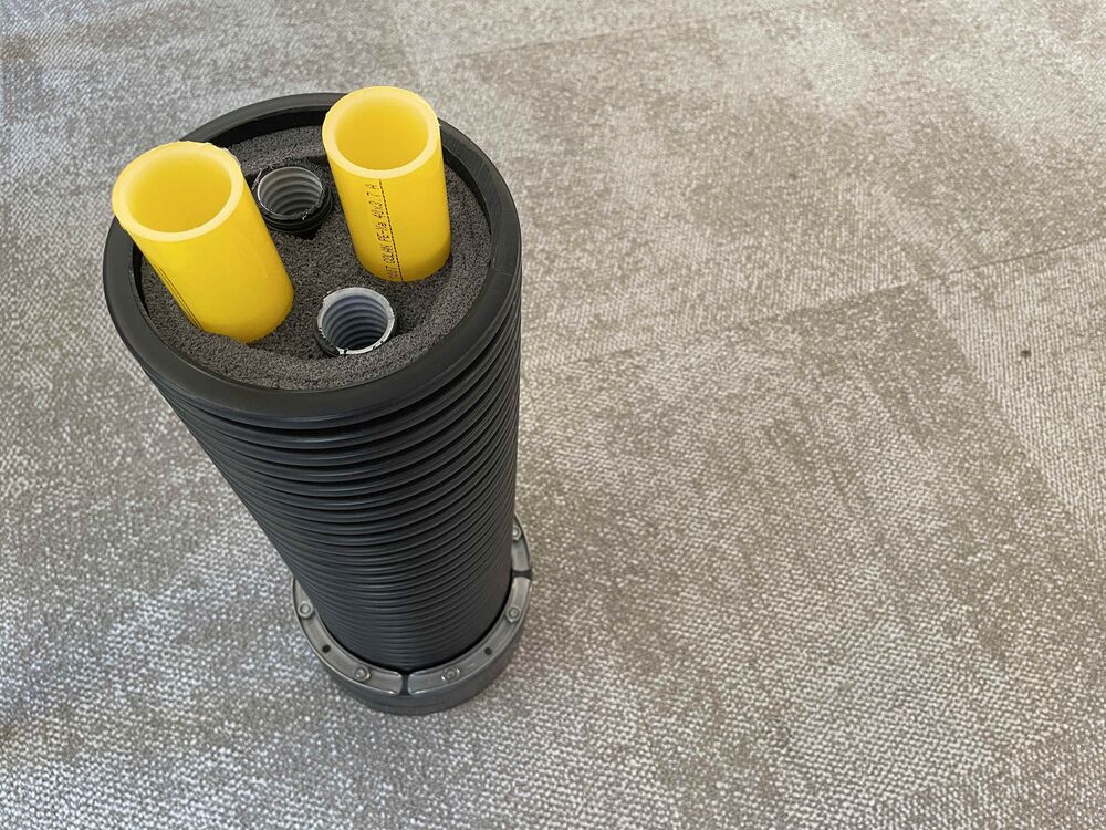 Fernleitung DN160, ausgedämmt (VL/RL je DN40, 2 Elektro-KSR) mit Dichtmanschette für Mauerdurchführung nach Kernbohrung.